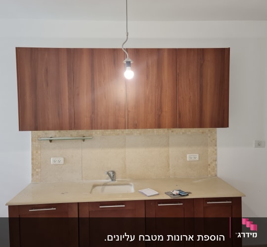 ארונות מטבח מעץ עם כיור וברז